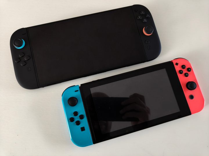 Comparativa de tamaño entre la Switch 2 y la Switch.