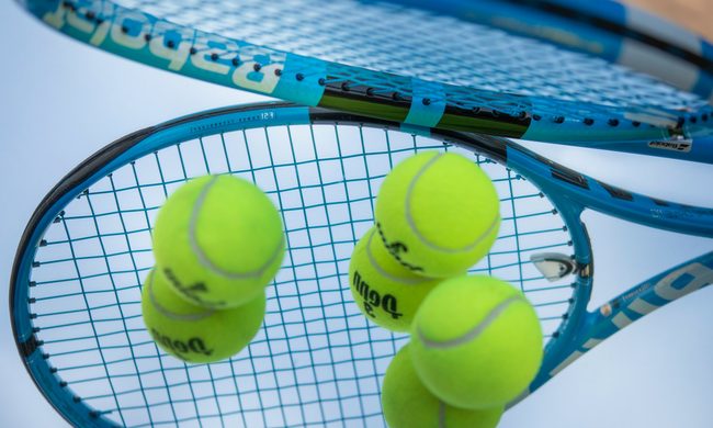 Raquetas con pelotas de tenís