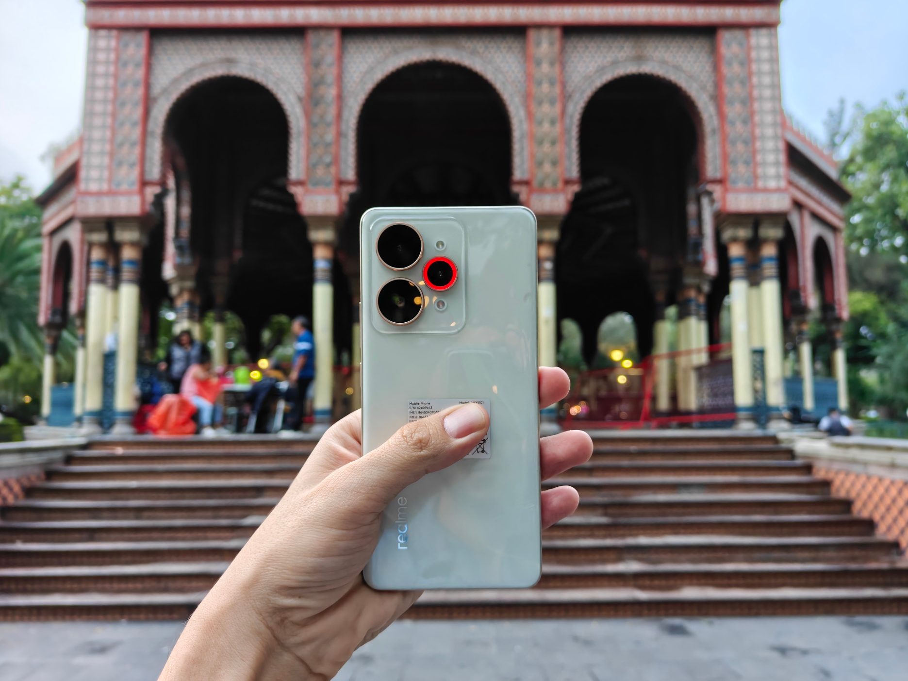 Una imagen del realme 15 Pro y su Pulse Light.