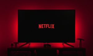 Televisión con logo de Netflix