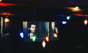 Viendo Stranger Things en la TV