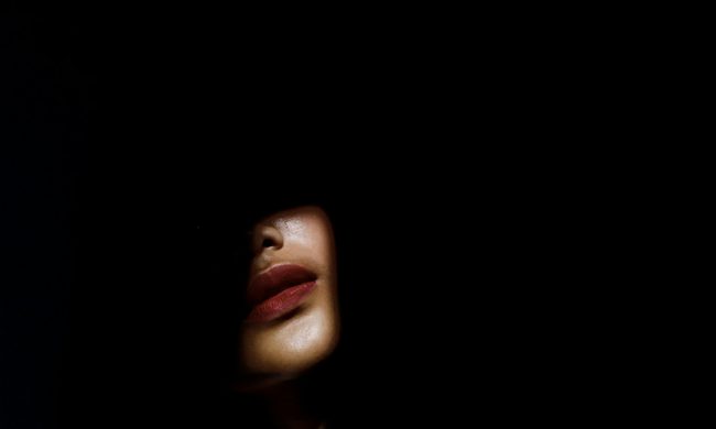 Rostro de mujer en las sombras