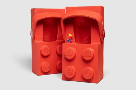 La extraña colaboración de Lego con Crocs: las Bricks Clogs