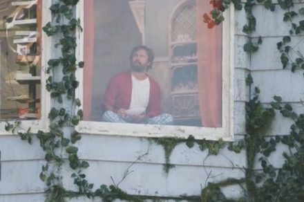 Un hombre vive dentro de una valla publicitaria para promocionar The Last House