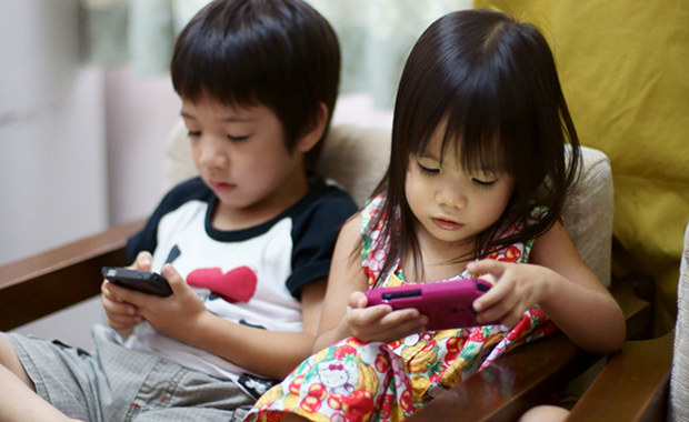 taiwan podra multar padres cuyos hijos pasen much tiempo con los moviles desktop