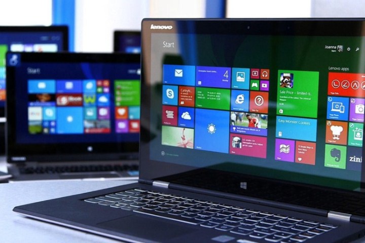 Vista de varias computadoras portátiles al fondo para mostrar los errores al comprar una laptop