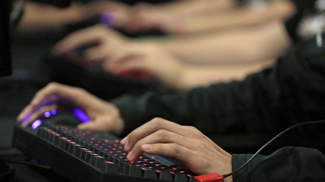 joven chino se corta la mano para librarse de su adiccion internet video games scholarships