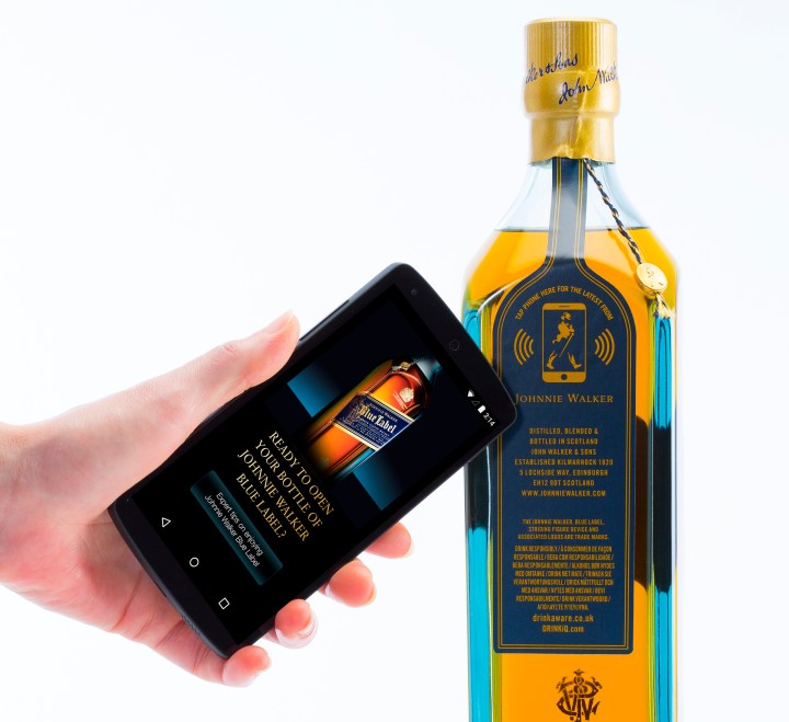johnny walker lanza botella inteligente durante el congreso de barcelona adt blue smart bottle 3