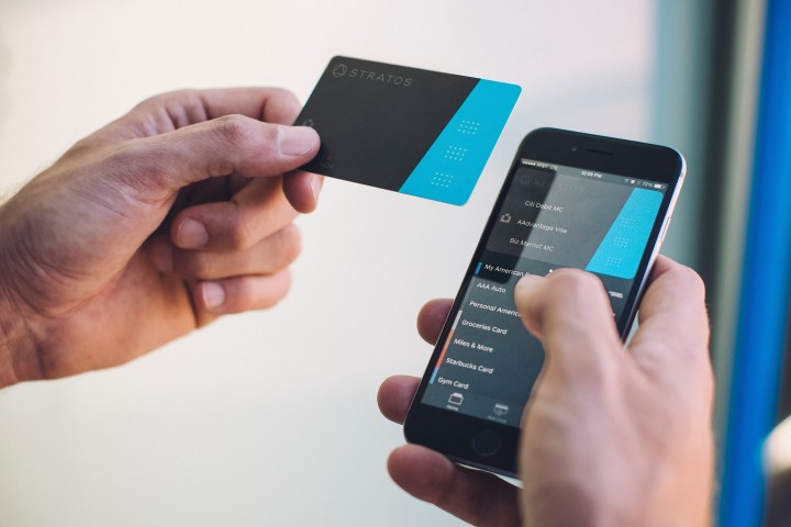 stratos primera tarjeta de credito inteligente con conectividad bluetooth card  amp app 2