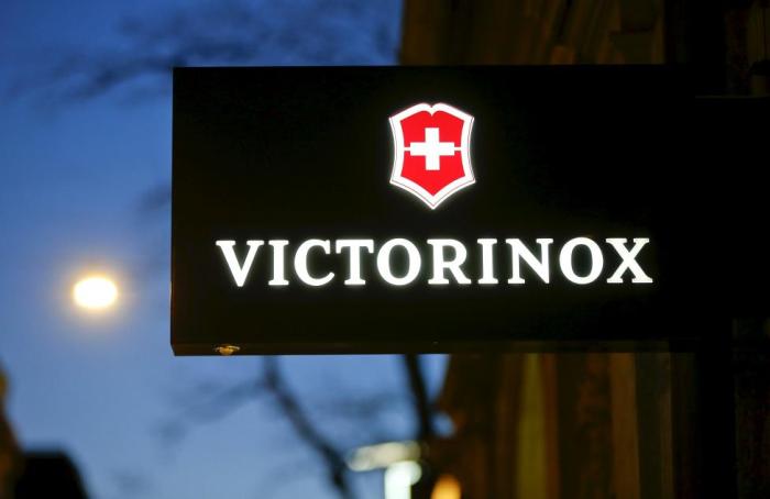 victorinox podria lanzar un reloj inteligente el proximo ano the logo of swiss knife manufacturer is pictured at a shop in zu