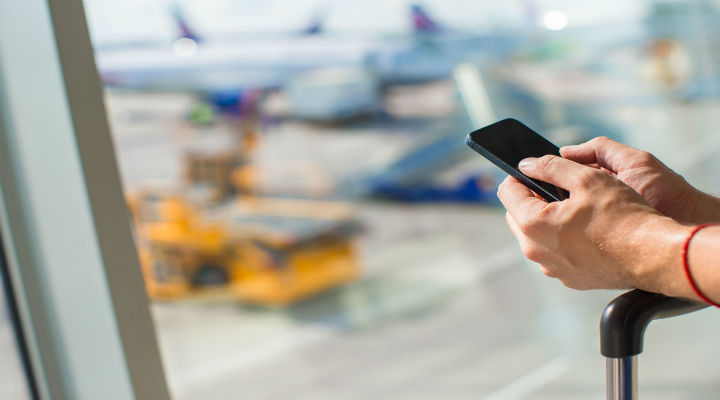 google quiere acabar con el roaming internacional airport cellphone altered