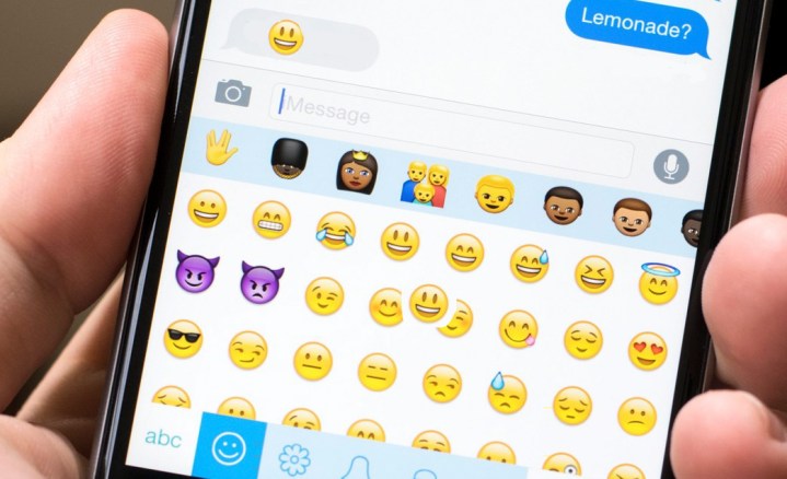 estudio de facebook muestra que haha reemplaza lol como la mas popular forma reirse en internet swiftkey emoji iphone6 hero