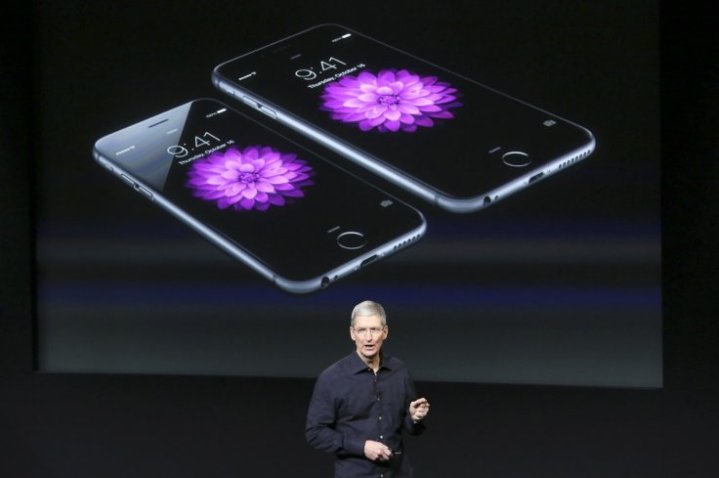 ventas iphone disminuyen apple ceo tim cook stands front screen displaying 6 during presentation