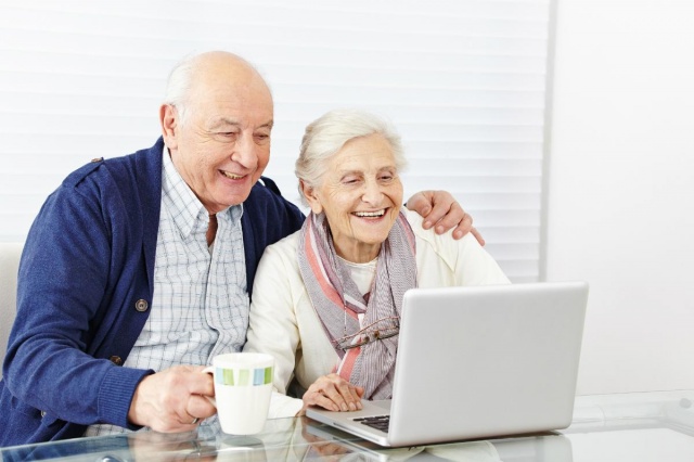 un nuevo estudio revela que las redes sociales no son solo para jovenes senior citizen internet 640x0