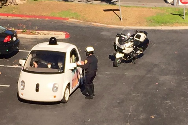 carro autonomo google detenido despacio car cop 640x0