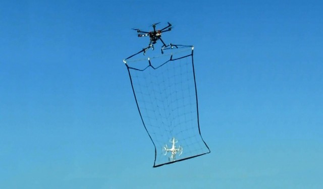 policia tokio caza drones con drone