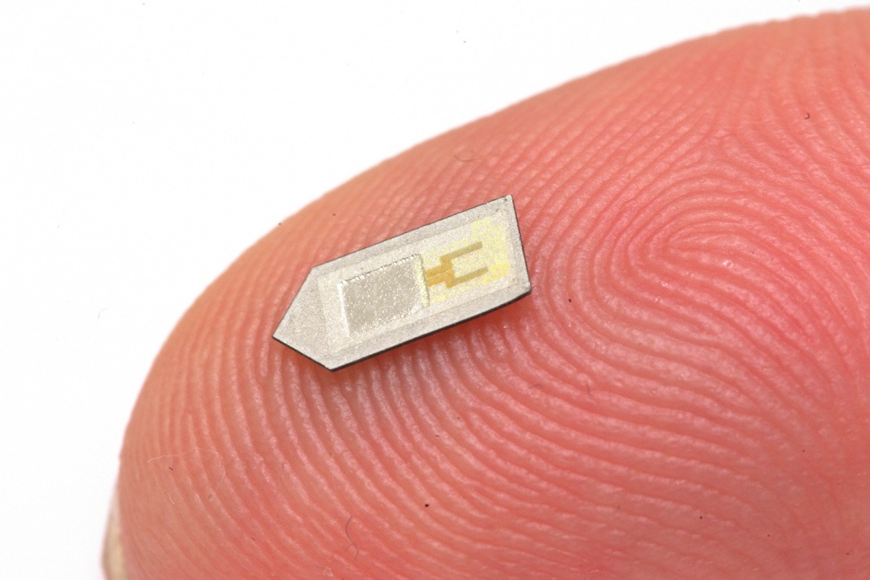 invento implante actividad cerebral bioresorbable sensor finger needle 02 970x647 c