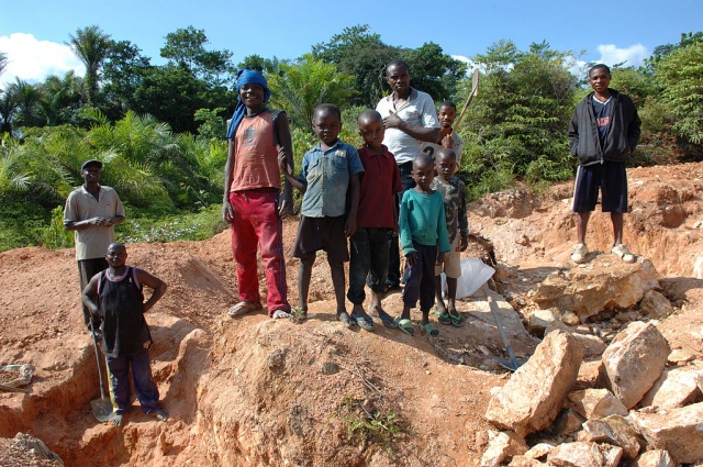 amnistia internacional pide certificar productos child labor artisan mining in kailo congo 640x0