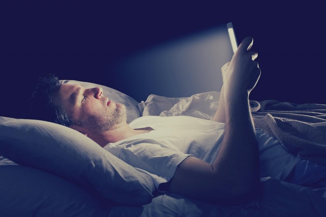 facebook estudio sueno does blue light really affect your sleep 640x0