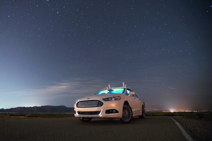 test ford fusion autonomo sin luces en la oscuridad del desierto