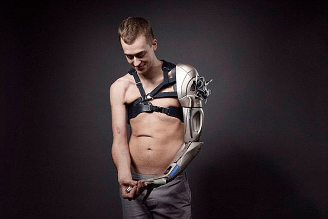 brazo prostetico bionico con drone y espacio social komani dronearm3 640x0
