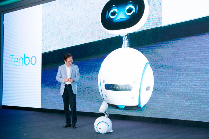 asus presenta primer robot zenbo chairman jonney shih on stage with first 720x480 c