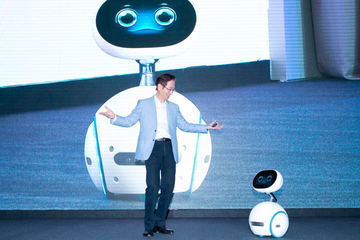 asus presenta primer robot zenbo interacts with chairman on stage for computex press event 720x480 c