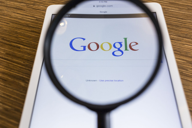 google invierte 50 millones capacitacion trabajo search magnifying glass