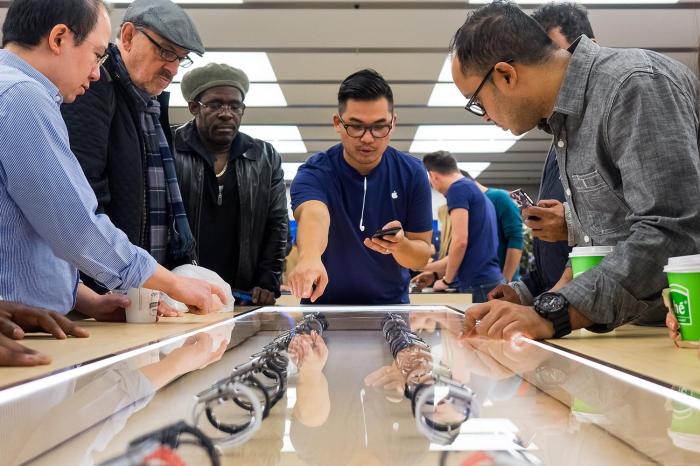 ladrones disfrazados de empleados roban varios iphones apple store watch customers