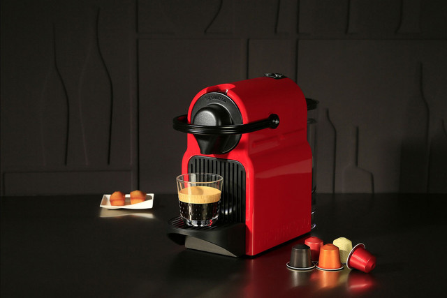 Cómo ahorrar 200 euros al año dejando las cápsulas de café: así es la  máquina revolucionaria que lo muele por ti