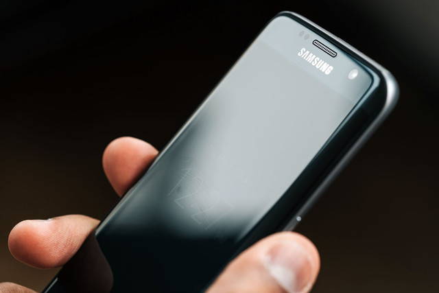 samsung galaxy s7 edge vs iphone 6s plus price 640x0