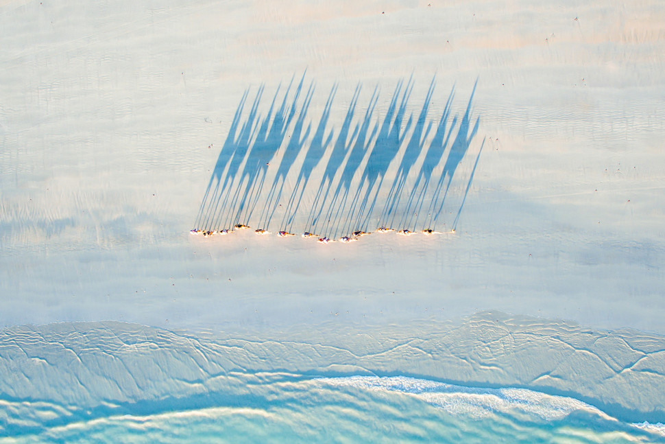 las 9 mejores imagenes realizadas por drones beach camel caravan 2 970x647 c