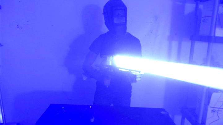 youtuber fabrica bazooka laser 200 vatios ddr 2 720x405 c