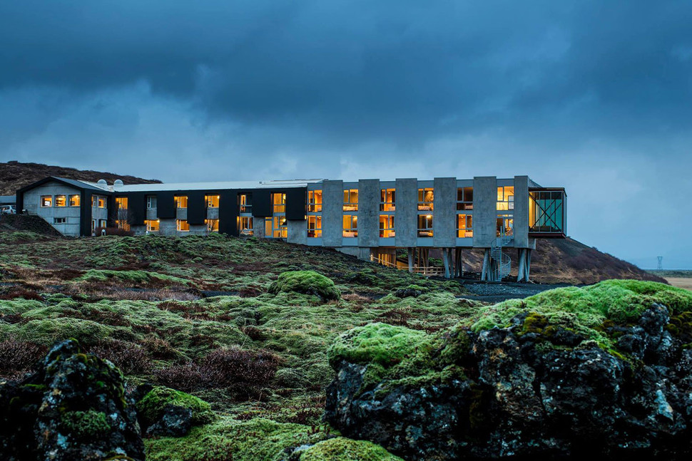dormir junto a un volcan es posible en este hotel de islandia ion adventure 0012 970x647 c