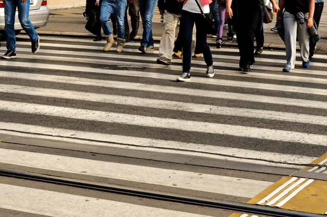 ontario prohibir textear cruzar calles people crossing street 640x0