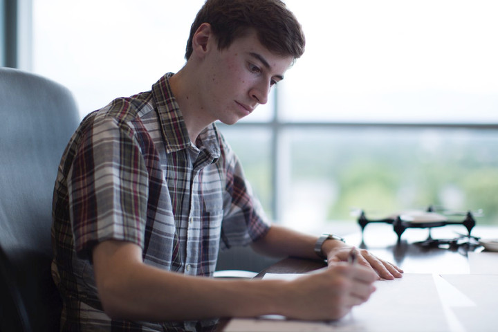 un joven de 18 anos construye el dron mas rapido del mundo screen shot 2016 07 20 at 19 23 09 720x480 c
