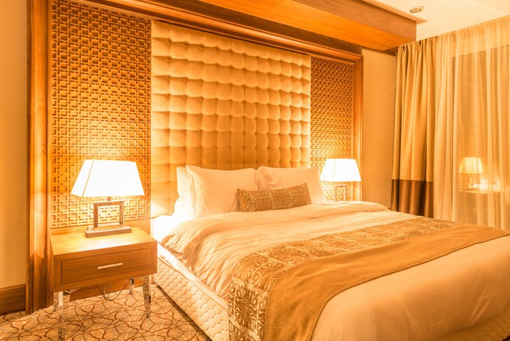dormir con la luz encendida puede acortar vida 48034299 hotel room with modern interior 1200x0