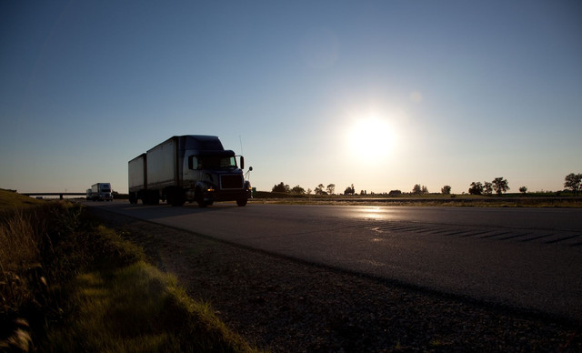 investigadores demuestran lo facil que es hackear un camion tractor trailer on highway at night 640x0