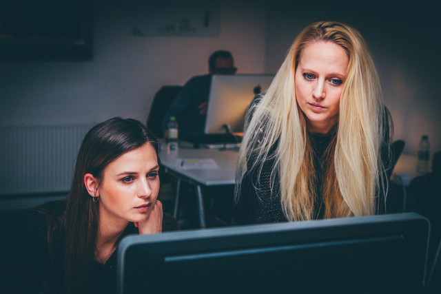 gigantes de la tecnologia contra brecha salarial genero two women working in an office1 640x0