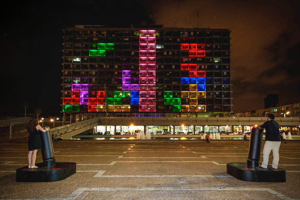 tel aviv transforma su ayuntamiento en un tetris gigante guy yechiely 15 970x647 c