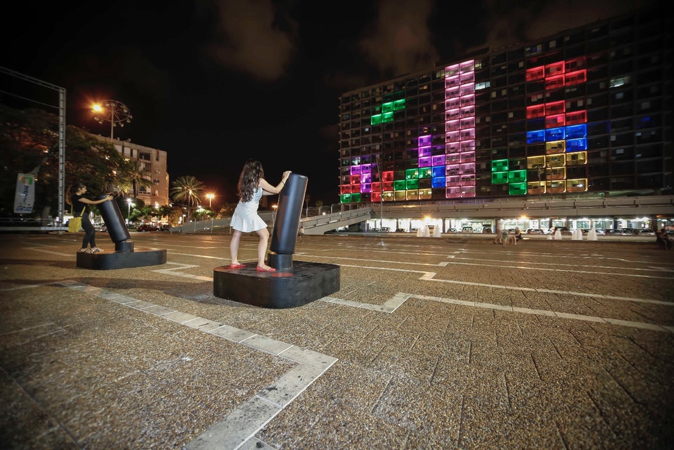 tel aviv transforma su ayuntamiento en un tetris gigante guy yechiely 39 970x647 c