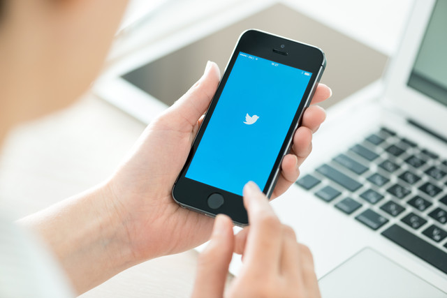 twitter lanza funciones perfiles empresariales logo on apple iphone 5s 640x0