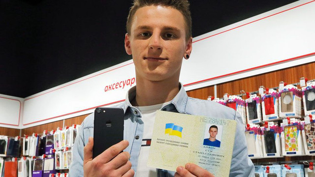 un joven de ucrania se cambia el nombre por iphone 7 guy 640x0