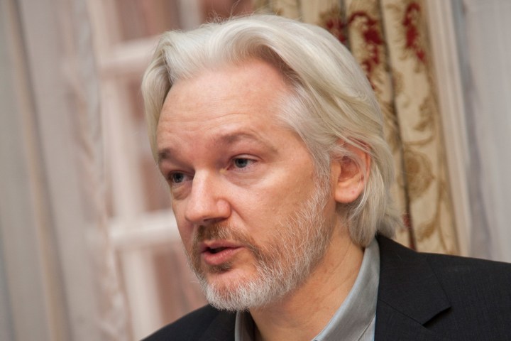 cortan acceso internet julian assange