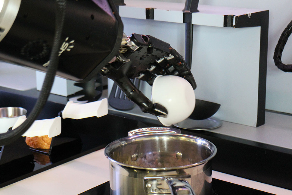robot chef cocina moley robotics pouring 970x647 c
