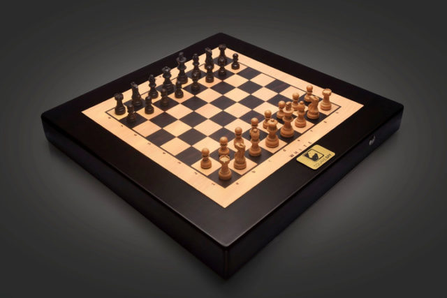 piezas ajedrez se mueven solas square off reviving traditional chess game with a tech twist 720x480 c