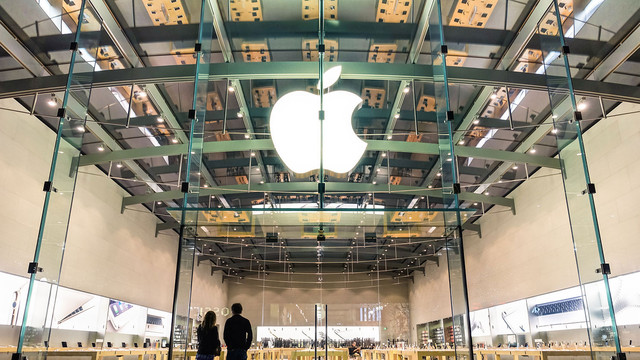 los nuevos macbook pro empiezan a llegar las apple stores storefront feat 640x0