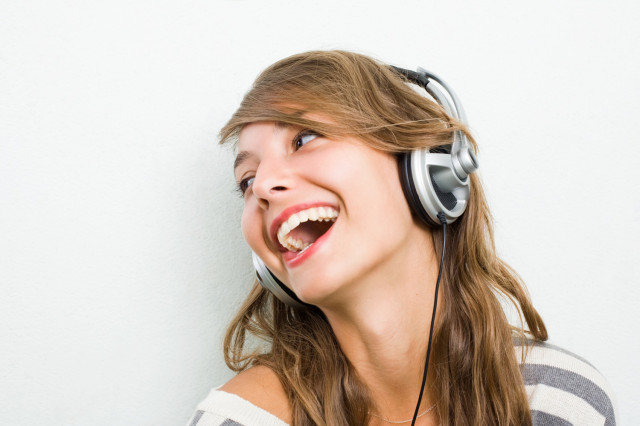 google play music inteligencia artificial listas personalizadas headphones woman listening to pandora spotify apple cur groov