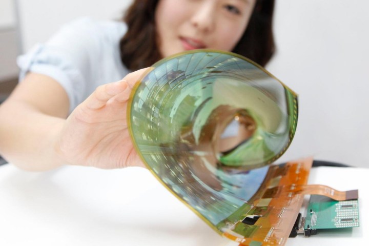investigadores crean pantalla oled wearable y textil lg rollable display flexible 2 1200x0