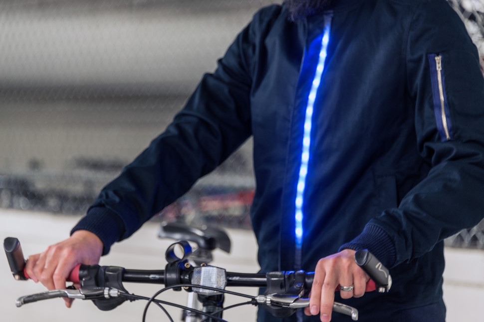 la chaqueta lumo vuelve mas visibles a los ciclistas led jacket frontcu 1 970x647 c